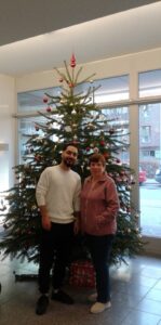 Zwei Personen stehen am Weihnachtsbaum