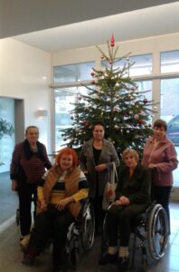 Bewohner*innen und Mitarbeiter*innen am Weihnachtsbaum